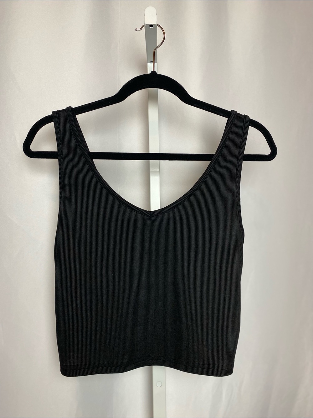 💙3/$6 Womenʻs Black Ribbed Knit V-neckline Wide Strap Cropped Tank Top Large